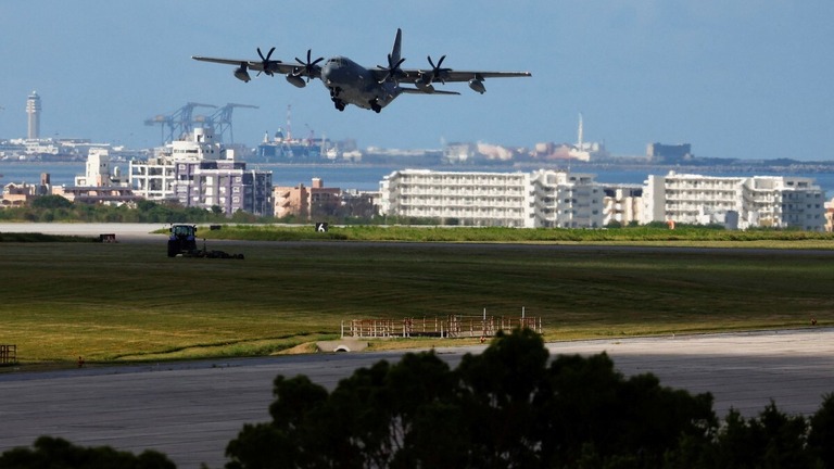 沖縄の嘉手納基地を離陸する米軍機＝２０２３年８月２４日、沖縄県嘉手納市
/Issei Kato/Reuters/File